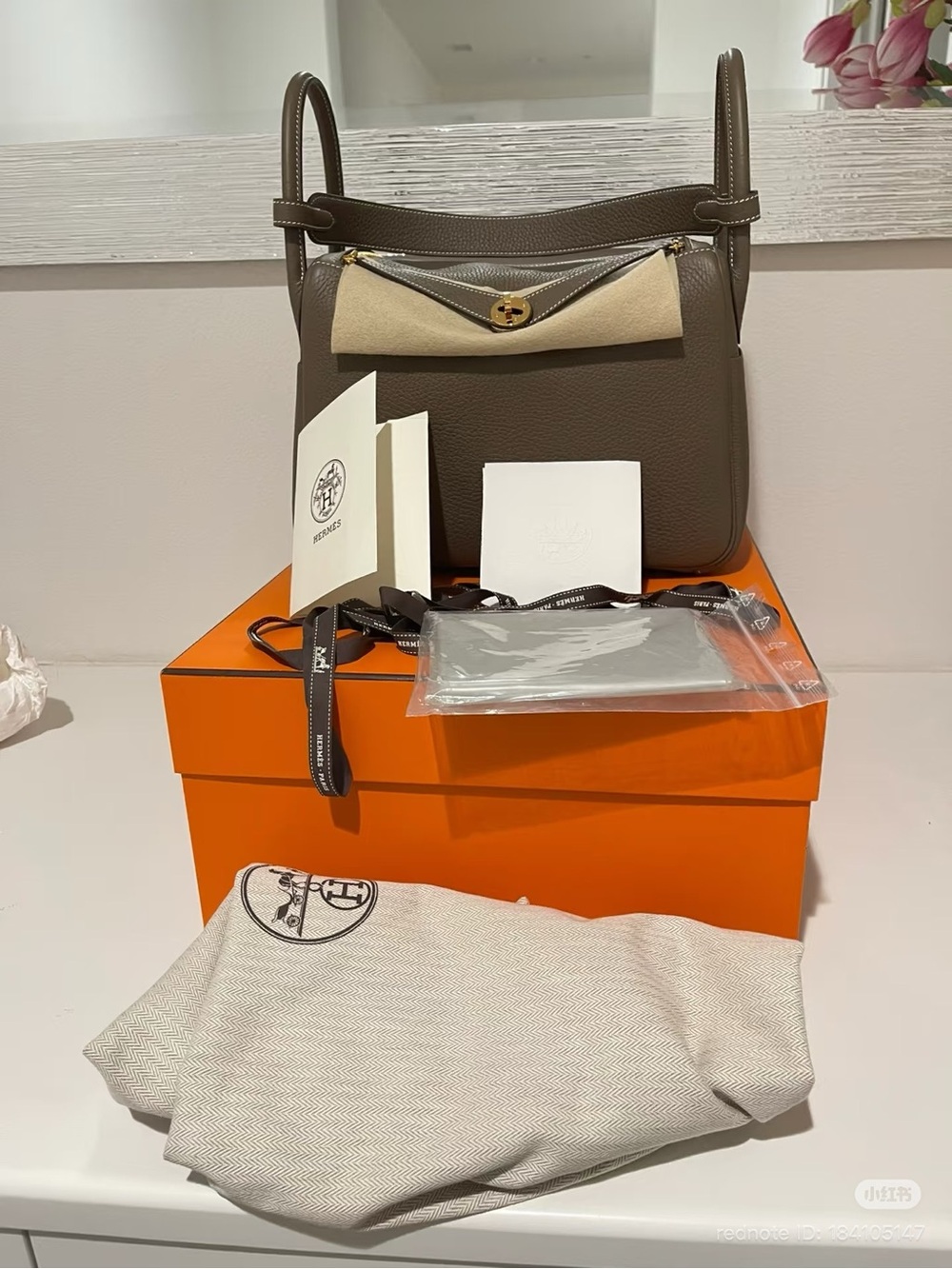 Hermes Lindy 26 Etoupe Leather with gold Shoulder Bag - Etoupe